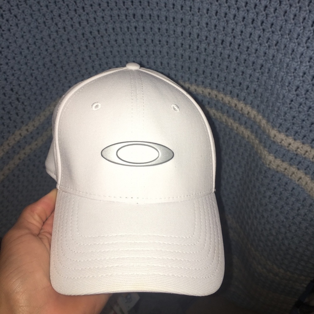 White Oakley golf Hat